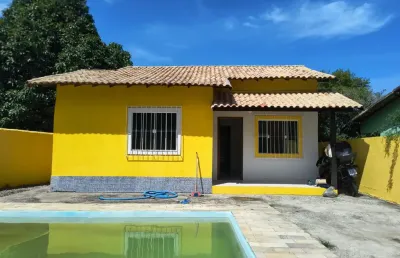 Casa com dois quartos, sendo uma suíte, em terreno de 240m2, com piscina e quintal