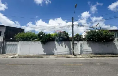 Casa plana com terreno de 888 m², 4 quartos(2 suítes), jardim, piscina, 8 vagas