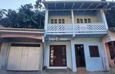 Casa com 3 quartos para alugar no Azambuja, Brusque 