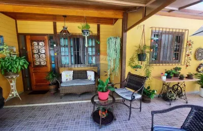 Casa em condomínio à venda com 4 quartos sendo 2 suítes no bairro cascata do imbuí/ teresópolis