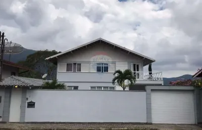 Casa ampla e sofisticada com excelente localização - seu refúgio na serra!
