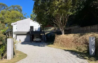 Refúgio moderno no paraíso verde – casa com 3 suítes, lago privativo e 3.200m² de natureza no parque do imbuí, teresópolis