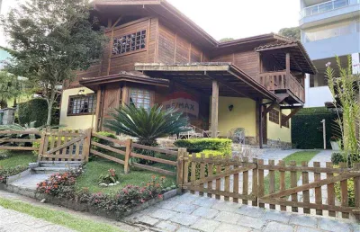 Casa de condomínio em teresópolis com piscina e jardim