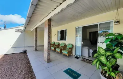 Casa espaçosa com 300m² de terreno, à 800mts da praia do gravatá em navegantes/sc.