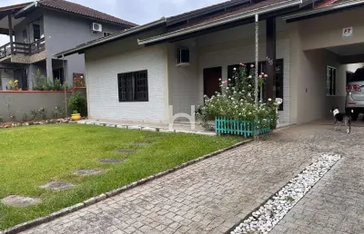 Casa à venda em joinville-sc, bairro glória: 3 quartos, 1 suíte, 2 salas, 3 banheiros, 2 vagas de garagem, terreno amplo