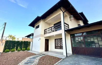 Casa com 4 quartos à venda na rua assis brasil, 92, saguaçu, joinville, 232 m2 por r$ 1.350.000
