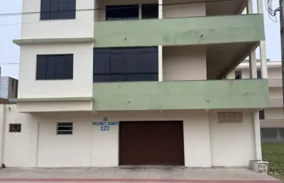 Apartamento mobiliado a 80 metros do mar, contendo: 02 dormitórios 01 banheiro sala e cozinha conjugadas 01 vaga de garagem coberta escriturado e registrado apto para financiamento bancário
