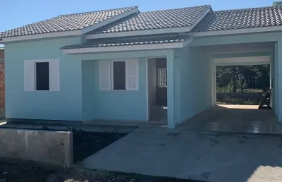 Casa em alvenaria com:  2 dormitorios 1 sala e cozinha conjulgada 1 banheiro 1 lavanderia garagem abera com churrasquera. frente sul 550 metros do mar.
