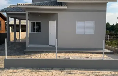Casa em alvenaria, com: 2 dormitorios 1 sala e cozinha conjulgada 1 banheiro 1 lavanderia garagem abera com churrasquera. frente norte 700 metros do mar.