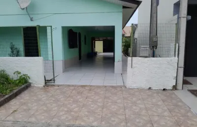 Casa a venda com 3 dormitorios 2 banheiros 2 salas 1 cozinha  edícula com 1 dormitório, banheiro e garagem para 5 veiculos frente oeste