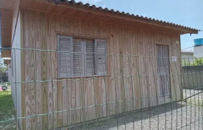 Casa mista com - 02 dormitórios -01 banheiro social  - sala e cozinha conjugadas - semi-mobiliado  á 300m do mar valor de venda r$ 200.000,00