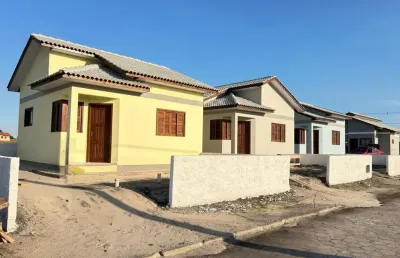 Casas de alvenaria, com: 02 dormitórios sala e cozinha conjugadas banheiro social loteamento  iracema escrituradas e averbadas