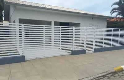 Casa de alvenaria, com:  04 dormitórios  03 banheiros sociais sendo 01 suíte  02 salas  02 cozinhas  mesa de sinuca  piscina churrasqueira  quintal imóvel em ótima localização!