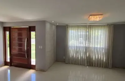 Casa alto padrão em alphaville litoral norte 2, com 3 suites, área verde, suite principal com closet.