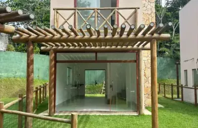 Casa padrão em praia do forte, com 2 suites, proximo a lagoa de aruá, com vaga.