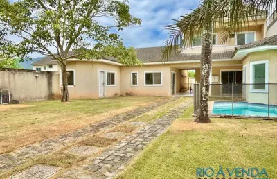 Casa com terreno grande à venda no condomínio reserva das garças