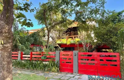 Casa colonial em grande terreno no condomínio santa marina