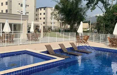 Apartamento 2 quartos com suíte canadense  – condomínio clube com piscina – estrada do mendanha