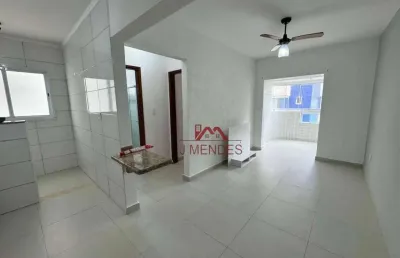2 dormitorios, pé na areia, 40m da praia e area de lazer.