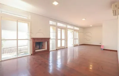 Casa alto padrão no morumbi com 465m², 4 suítes e 4 vagas de garagem