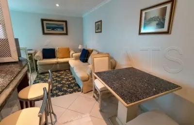 Flat com 1 dormitório, lavanderia coletiva e vaga de garagem com quarto separado da sala.