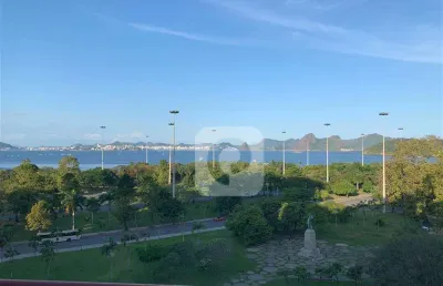 Flat com serviços, piscina, vaga, vista para o aterro do flamengo incrível!