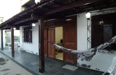 Excelente casa ampla 4/4 sendo 1 suite, varanda social e espaço gourmet