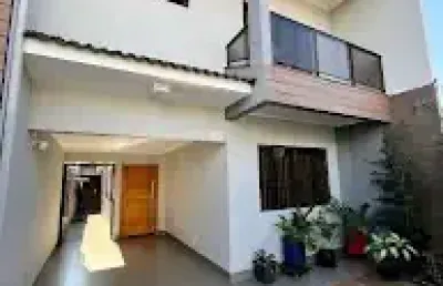 Vende-se uma linda casa assobrada  com 3 quartos sendo uma suite