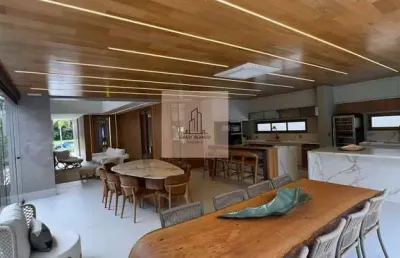 Casa de condomínio à venda, com 6 suítes, elevador, sala de cinema