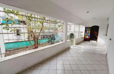 Casa a venda com 7 quartos, 3 banheiros, sala, cozinha, área de serviço, varanda, terraço e quintal