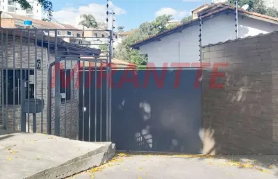 Cond. fechado de 60m² com 2 quartos em horto florestal