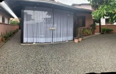 Casa à venda com 3 dormitórios, aprox. 800m da praia, no centro de penha-sc. ref. 160