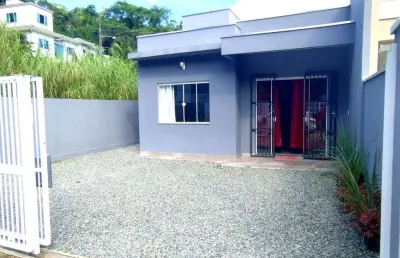 Casa geminada semi-mobiliada para vender aprox. 700m da praia de armação do itapocory em penha. ref 347
