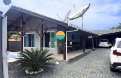 Casa à venda com piscina, com 03 dormitórios sendo 01 suíte, aprox. 1 km da praia de armação em penha/sc. ref. 452