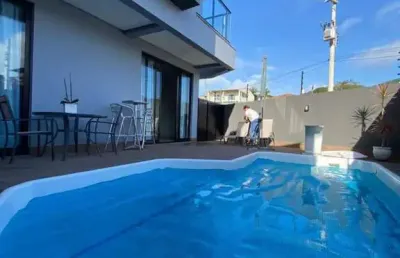 Casa com 4 suítes modernas mobiliada aprox. 70m na praia do cascalho, com maravilhoso pôr do sol em penha / sc. ref. 469