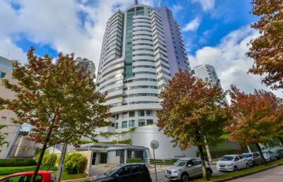 Apartamento conceito aberto de luxo no ecoville no edificio millenium