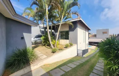 Oportunidade - sobrado construído em 480m² de terreno com piscina privativa e 4 dormitórios.