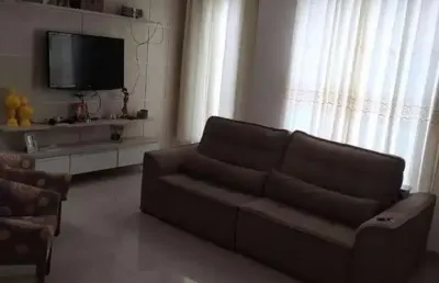 Casa no capuchinhos, duplex, em rua pública, 3 suítes, closet, dependência completa, quintal, para venda, em feira de santana.