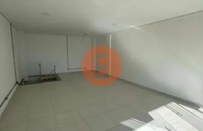 Sala comercial de 83m² com um andar subsolo no posto petromix