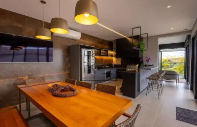 Casa de alto padrão no arborais | 3 suítes, spa, sauna, mobiliada e decorada