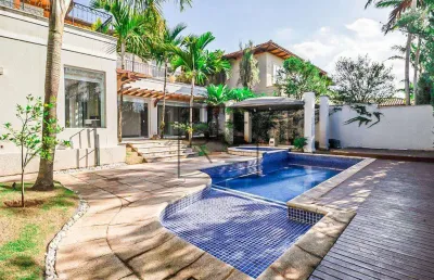 Casa em condomínio na região do gramado com 4 suítes e 9 vagas para carros