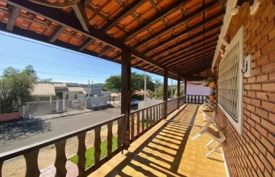 Casa à venda em águas de são pedro, sp – 3 quartos, área social completa com piscina e churrasqueir