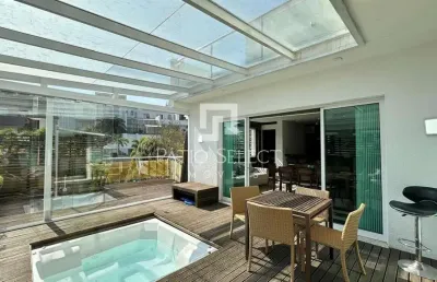 Casa luxuosa, localizada no campo comprido, com área total de 695m², 04 suítes, 04 vagas, em condomínio fechado.