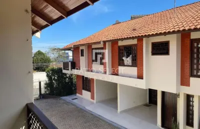 Sobrado em condomínio com 123 m², 03 quartos sendo 01 suíte para alugar no bairro santa quiteria.