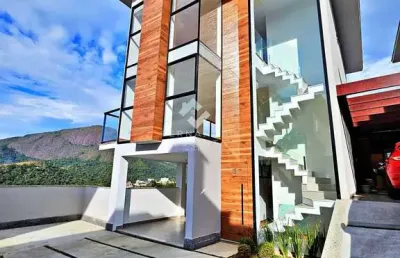 Casa triplex de alto padrão na tijuca, teresópolis – 260m², 3 vagas e lazer privativo