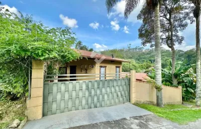 Conheça esta casa incrível em teresópolis, rj: 2 suítes, lareira, jardim e condomínio com lazer completo.
