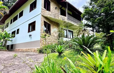 Casa de alto padrão com vista para o lago comary à venda em teresópolis – 6 quartos, piscina e quadra