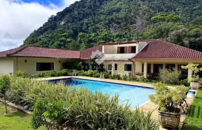 Casa linear com 8 quartos, piscina e área gourmet à venda – refúgio de paz e natureza em teresópolis/rj