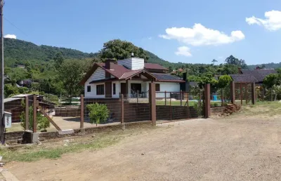 Ampla casa com 3 quartos e piscina a venda em picada café na serra gaúcha
