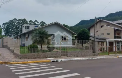 Casa em terreno de esquina, na cidade de picada café na serra gaúcha